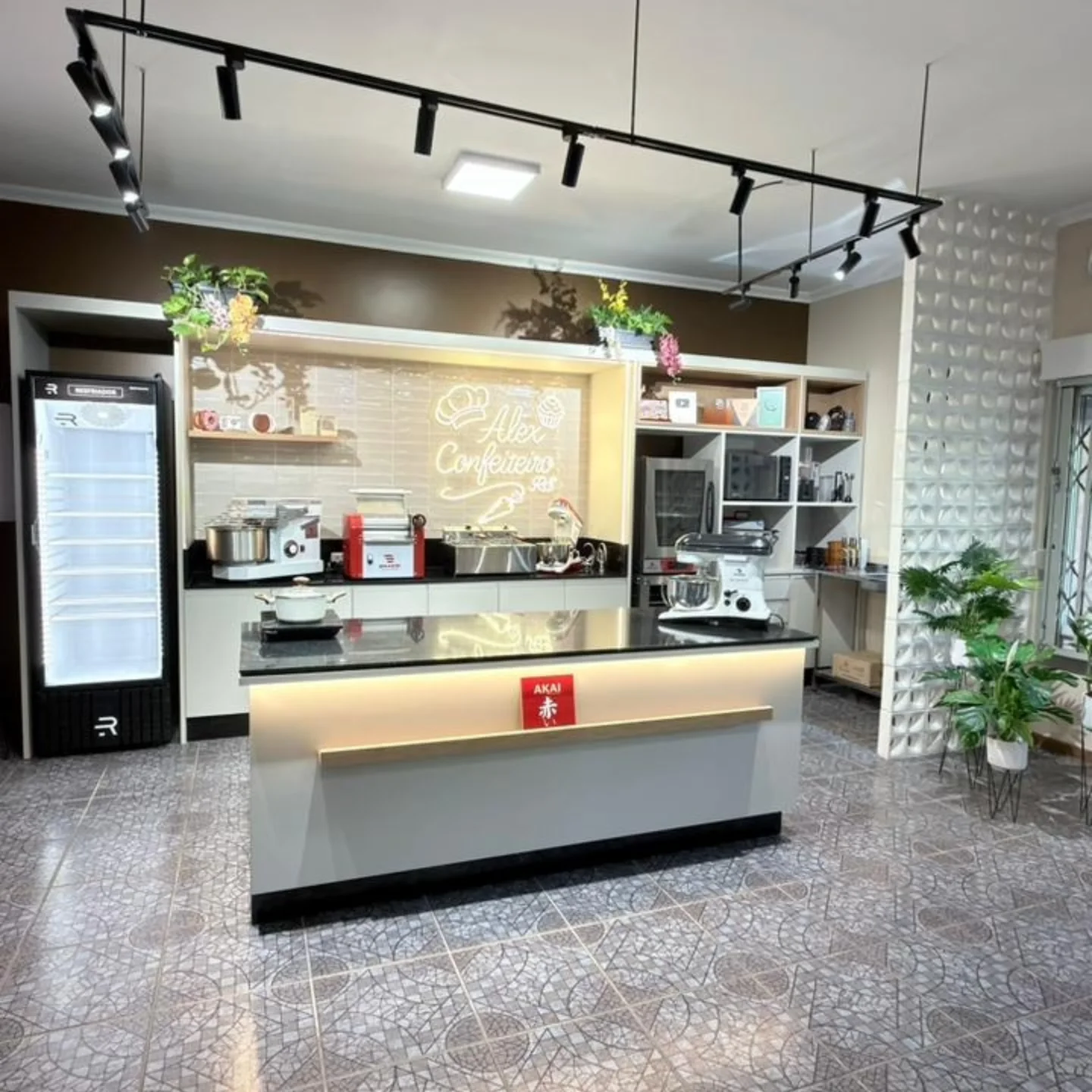 Espaço de confeitaria com balcão central — projeto executado pela Akai Móveis