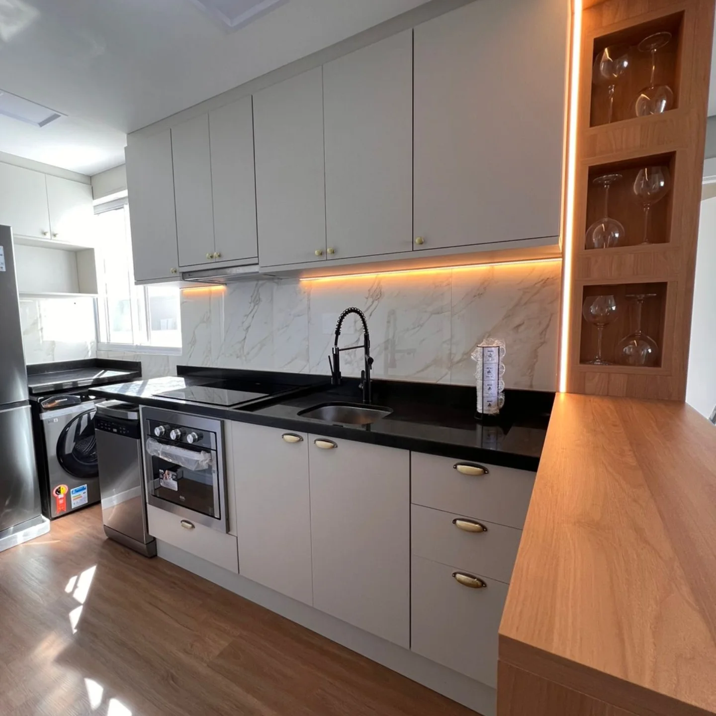 Cozinha off-white com nichos para taças — projeto executado pela Akai Móveis