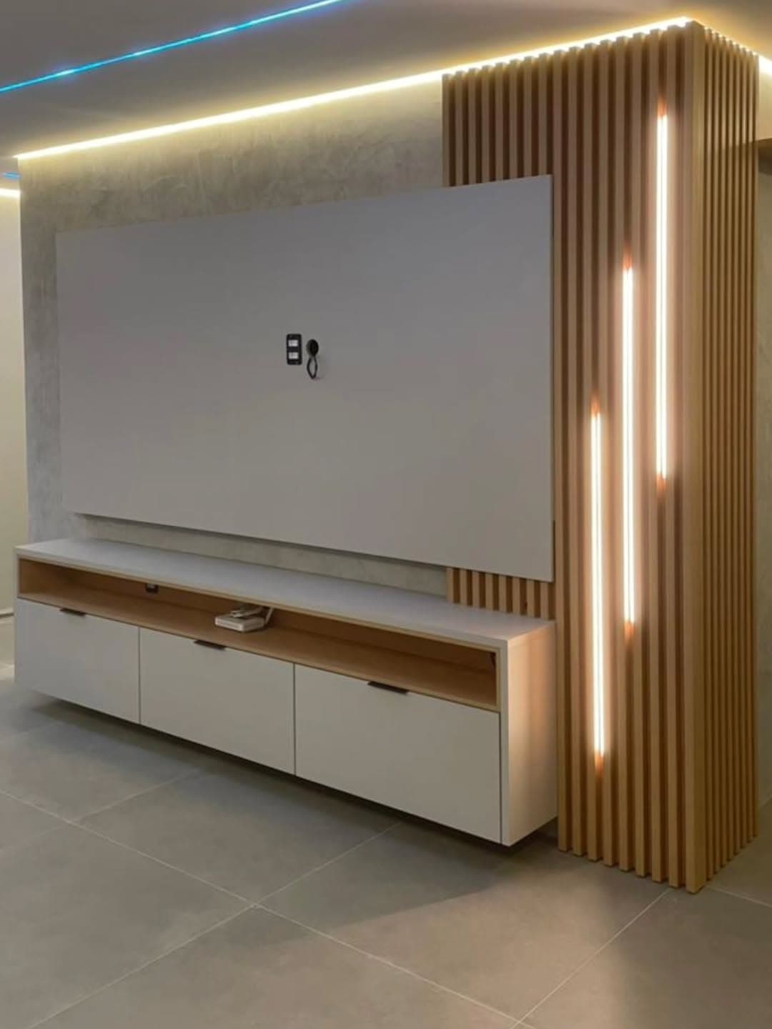 Home com divisória ripada iluminada — projeto executado pela Akai Móveis
