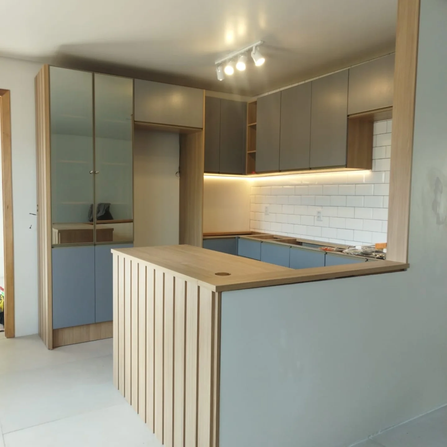 Cozinha modulada com balcão ripado — projeto executado pela Akai Móveis