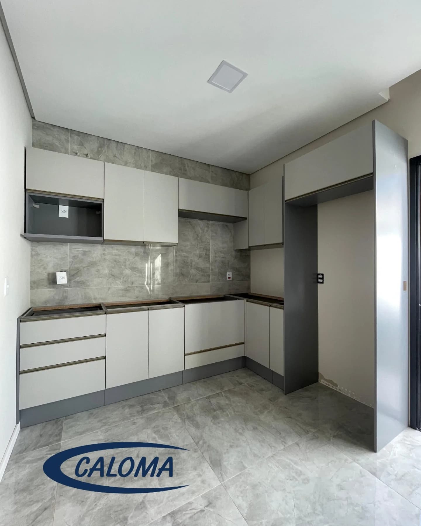 Cozinha modulada em L off-white — Akai Móveis