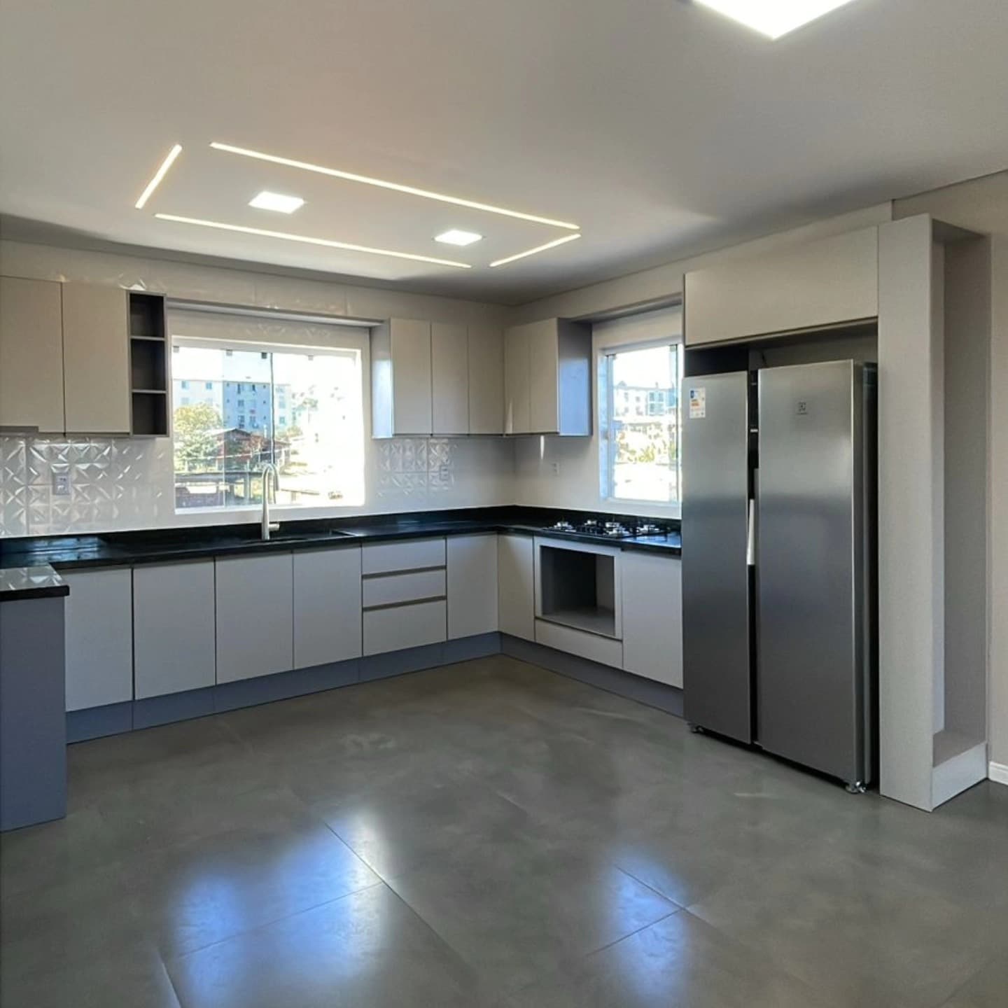 Cozinha modulada em L com espaço para side by side — projeto executado pela Akai Móveis