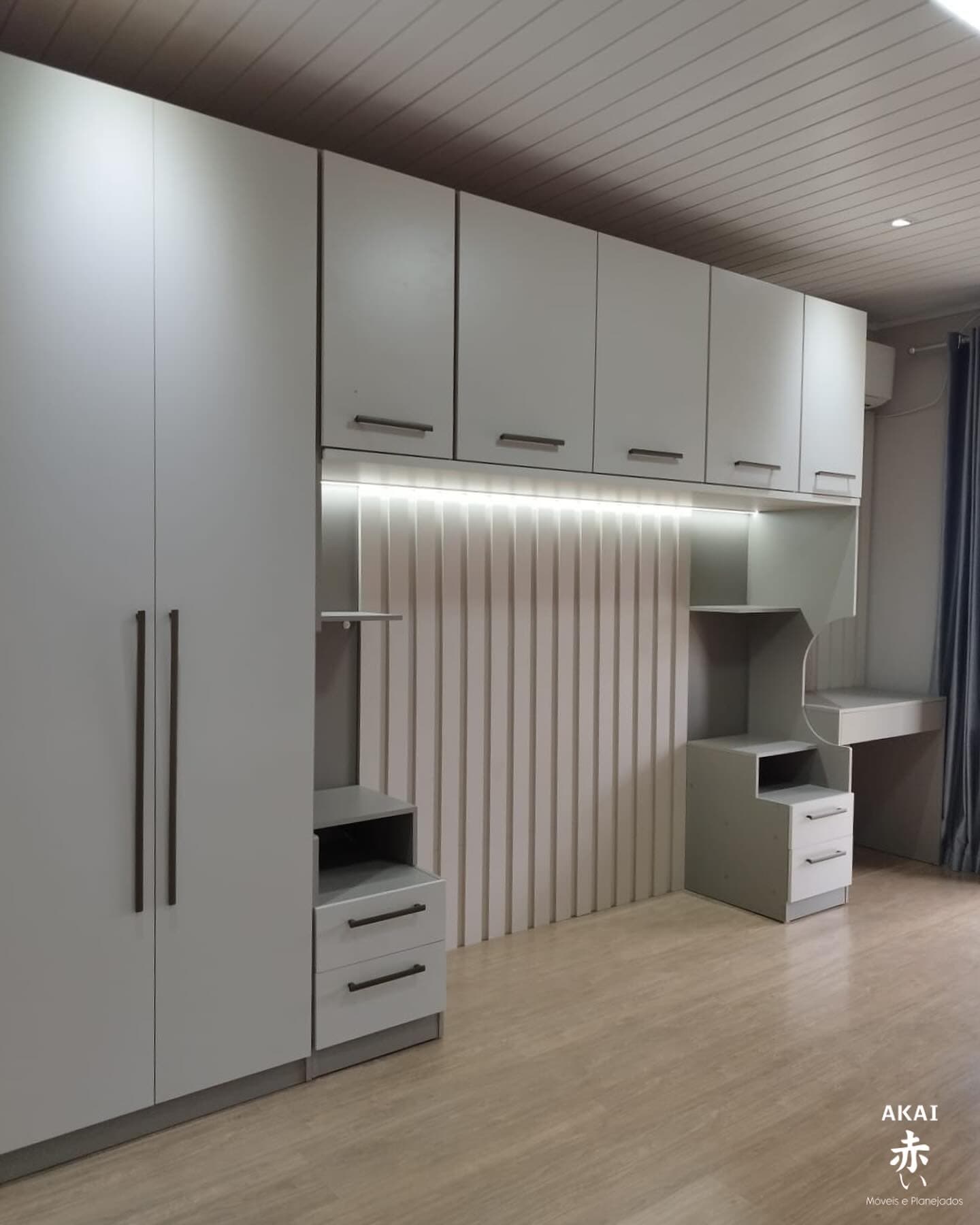 Dormitório modulado com painel ripado e bancada — projeto executado pela Akai Móveis