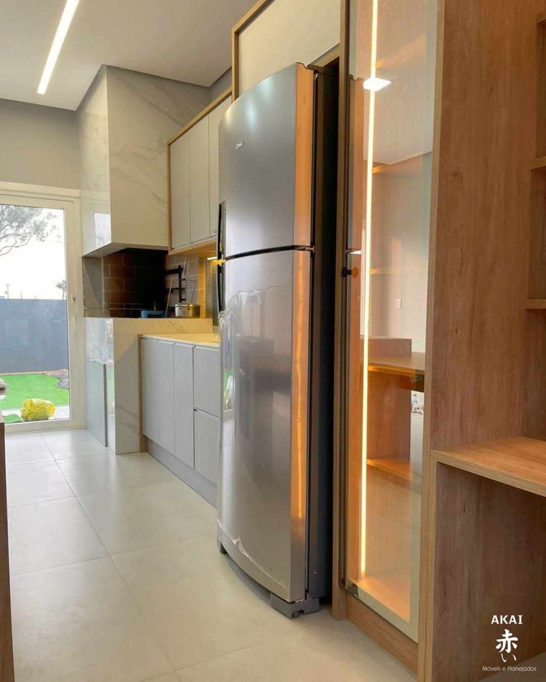 Cozinha com cristaleira iluminada — projeto executado pela Akai Móveis
