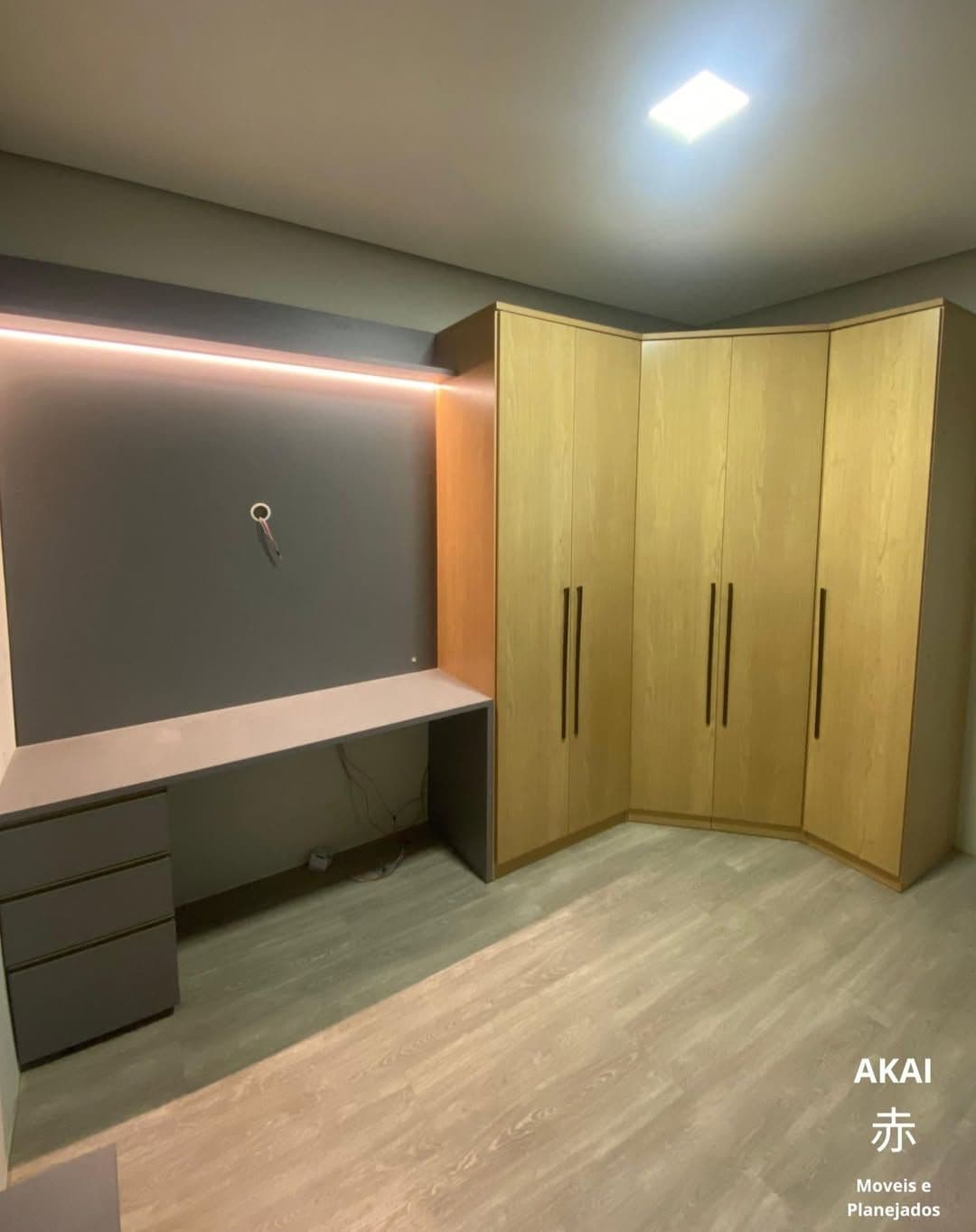 Dormitório com roupeiro e bancada de estudo — projeto executado pela Akai Móveis
