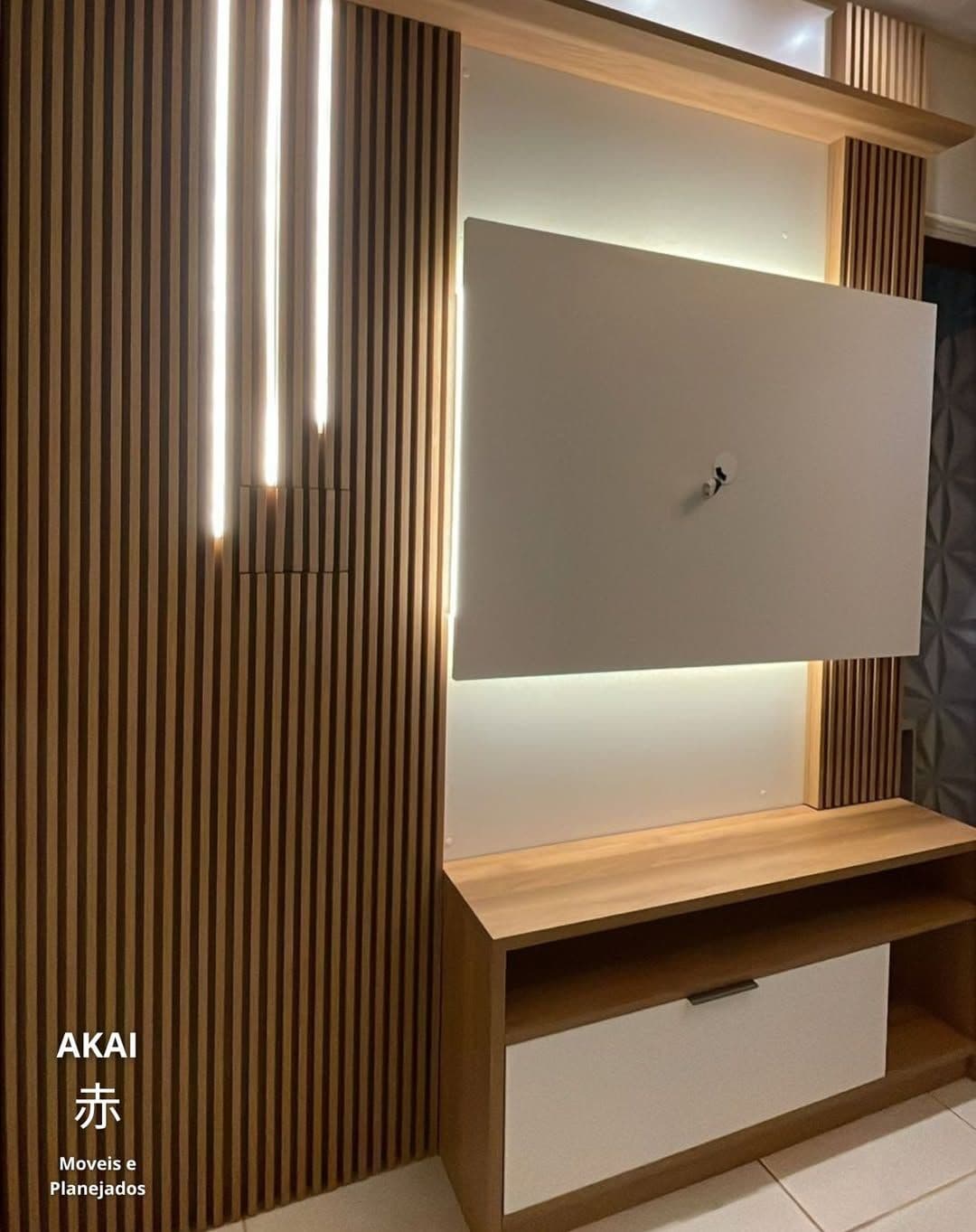 Painel de TV com ripado escuro — projeto executado pela Akai Móveis
